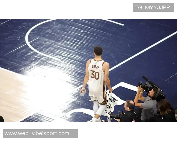 勇士与国王半场激战库里表现出色德罗赞拉文威少各有贡献